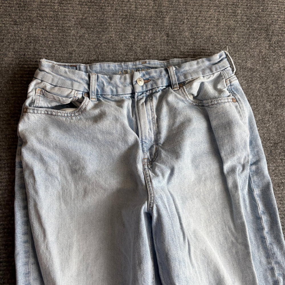 American Eagle Strigid Mom Jeans Light Wash Blue Size 14 Short Womens Denim - Picture 2 of 8